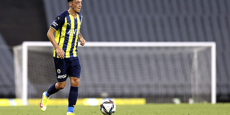 Fenerbahçe'de Mesut Özil dümene geçiyor