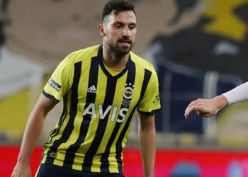 Fenerbahçe'de kadro dışı kalan Sinan Gümüş'ten açıklama: Hiçbir zaman kendimi Fenerbahçe'den büyük görmedim