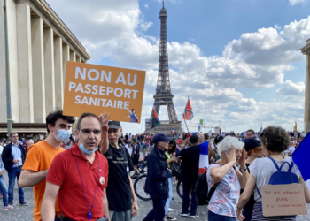 Fransa'da hükümetin Covid-19 ile mücadele politikasına karşı çıkanlar yine sokaklarda