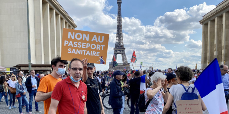 Fransa'da hükümetin Covid-19 ile mücadele politikasına karşı çıkanlar yine sokaklarda
