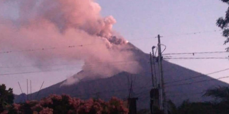 Guatemala’daki Fuego Yanardağı faaliyete geçti; lavlar 6 kilometre yol kat etti