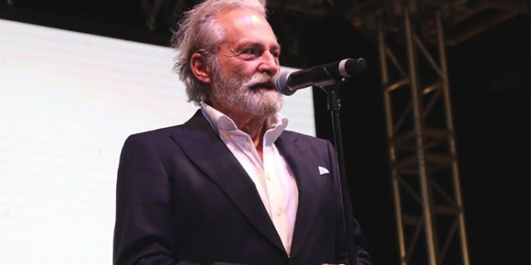 Haluk Bilginer: Eğri zamanlarda dik duranlara selam olsun