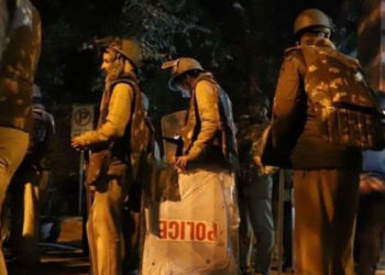 Hindistan'da avukat kılığına giren silahlı kişiler duruşma salonunda gangsteri öldürdü