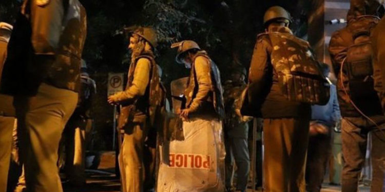 Hindistan'da avukat kılığına giren silahlı kişiler duruşma salonunda gangsteri öldürdü