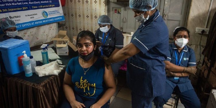 Hindistan'ın tüm G7 ülkelerinin elindeki dozların toplamından daha fazla Covid-19 aşısı var