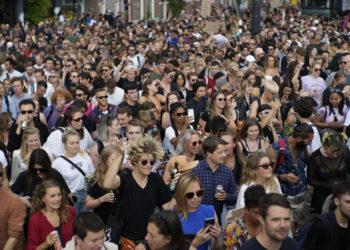 Hollanda'da 1,5 metre sosyal mesafe kuralı kalktı, "Korona kartı" uygulaması başladı
