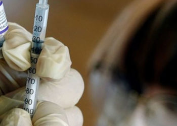 Hollanda'da babasının Covid aşısı olmasına izin vermediği 12 yaşındaki çocuk mahkemeye başvurarak aşı olma hakkı kazandı