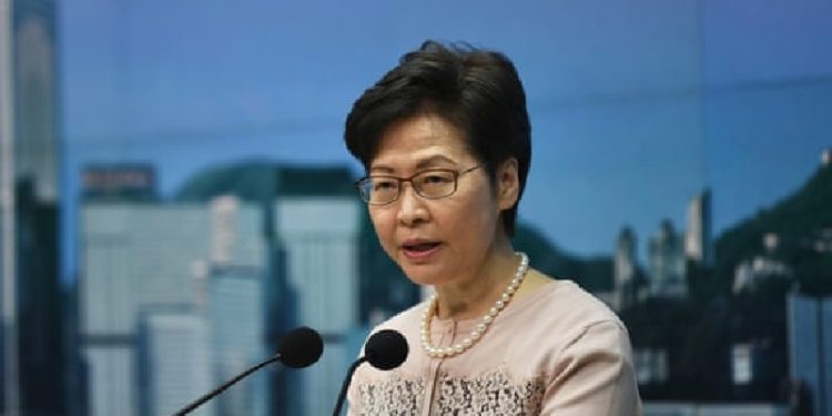 Hong Kong bölgesinin Baş Yöneticisi Carrie Lam, seçimlerde sadece bir muhalif adayın seçilmesini savundu