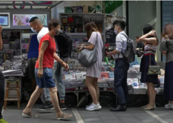Hong Kong'da baskın yapılan Apple Daily gazetesinin bağlı olduğu şirket kapanıyor; "Korku iklimi neden oldu"