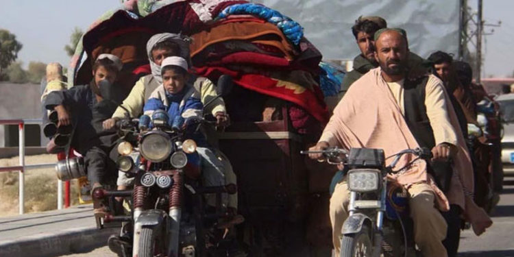 Kabil Havalimanı kapalı olduğu için binlerce kişi kara sınır kapılarına yöneldi