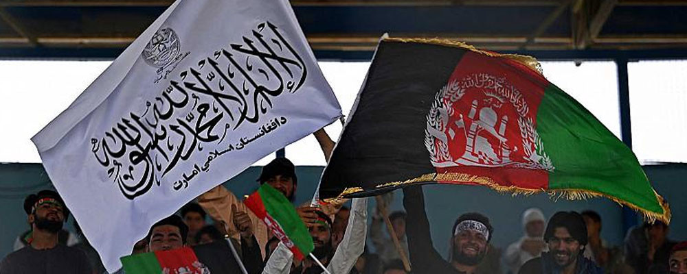 Kabil'de kriket maçında Afganistan ile Taliban bayrakları yan yana