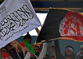 Kabil'de kriket maçında Afganistan ile Taliban bayrakları yan yana