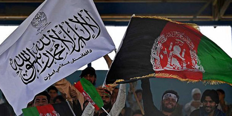 Kabil'de kriket maçında Afganistan ile Taliban bayrakları yan yana