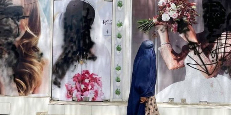 Kabil'de yaşayan makyaj sanatçısı: Taliban benim gibi kadınları hedef alıyor