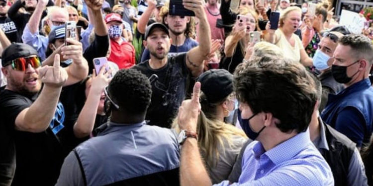 Kanada Başbakanı Trudeau taşlandı