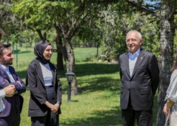 Kılı&ccedil;daroğlu, 'Sizi seviyorum gen&ccedil;ler' notuyla uzun yol m&uuml;zik listesini paylaştı