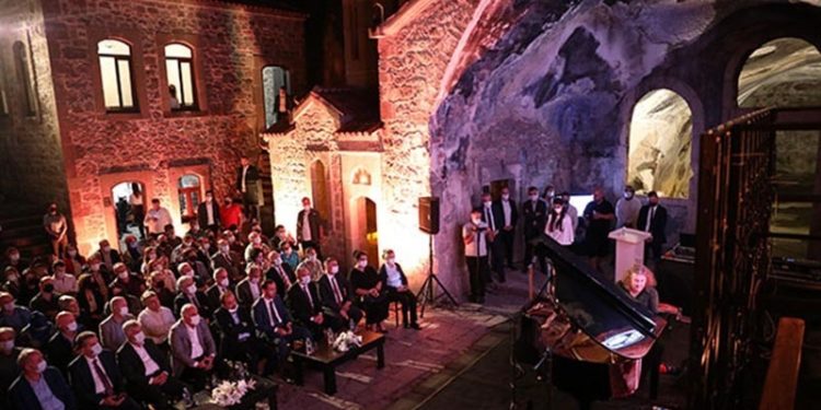 Kızlar Manastırı, piyano resitaliyle ziyarete açıldı