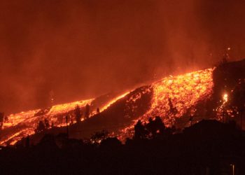 La Palma Adası'nda yanardağdaki patlamaların şiddeti arttı, uçuşlar durduruldu