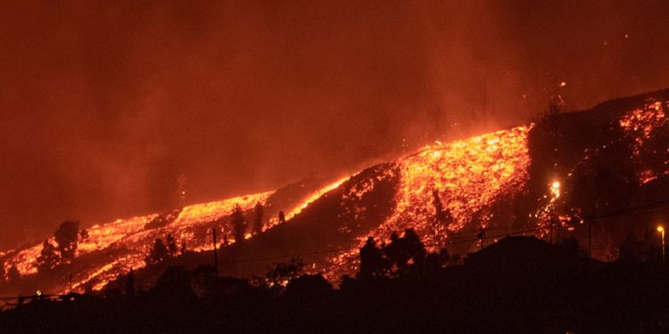La Palma Adası'nda yanardağdaki patlamaların şiddeti arttı, uçuşlar durduruldu