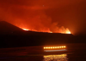 La Palma'da tehlike büyüyor: Yanardağın püskürttüğü lavlar 10 günde Atlas Okyanusu'na ulaştı