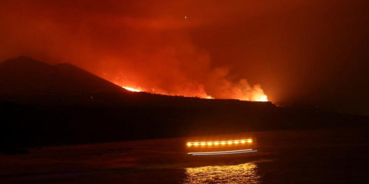 La Palma'da tehlike büyüyor: Yanardağın püskürttüğü lavlar 10 günde Atlas Okyanusu'na ulaştı