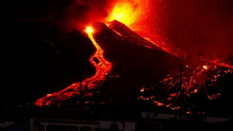 La Palma'da yanardağ patladı; lavlar evlere doğru aktı