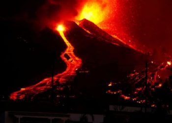 La Palma'da yanardağ patladı; lavlar evlere doğru aktı