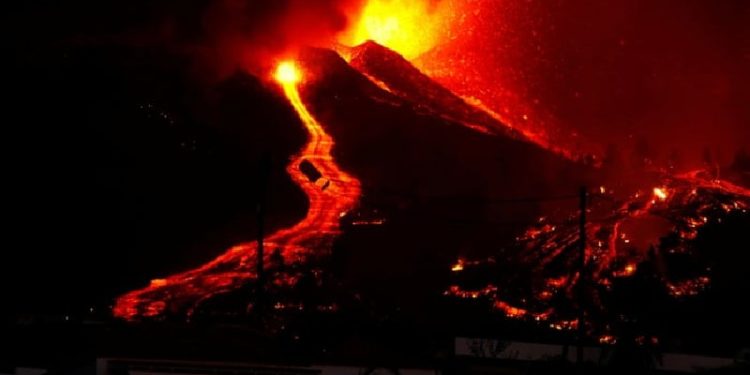 La Palma'da yanardağ patladı; lavlar evlere doğru aktı
