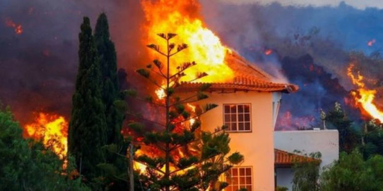 Las Palmas'ta 50 yıldır uykuda olan yanardağ patladı, 5 bin 500 kişi tahliye edildi