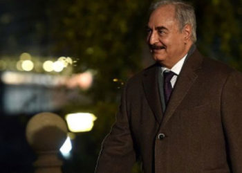 Libyalı General Halife Hafter, seçimlerde yarışmasının önünü açmak için askeri görevlerini bıraktı