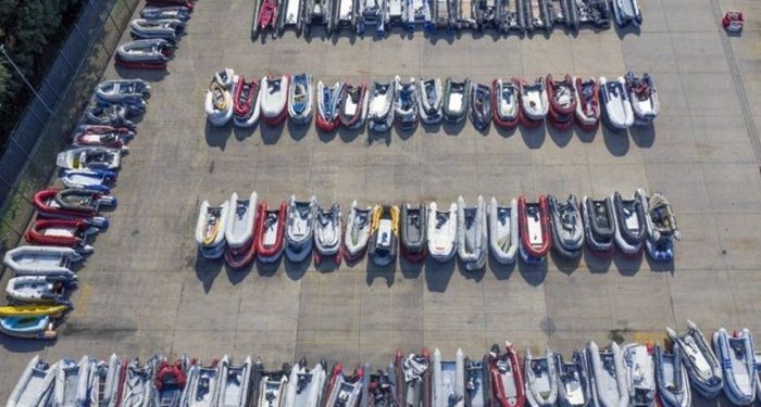 Manş Denizi’ndeki göçmen tekneleri tartışması: İngiltere ve Fransa karşı karşıya