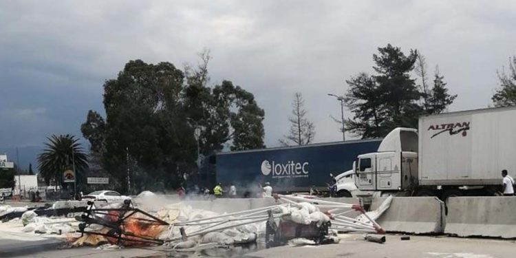 Meksika’da TIR otoyol gişelerine çarptı: 3 ölü, 7 yaralı