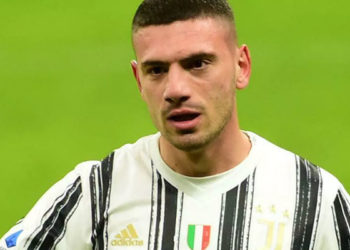 Merih Demiral kanlar içinde kaldı, itiraz edince sarı kart gördü