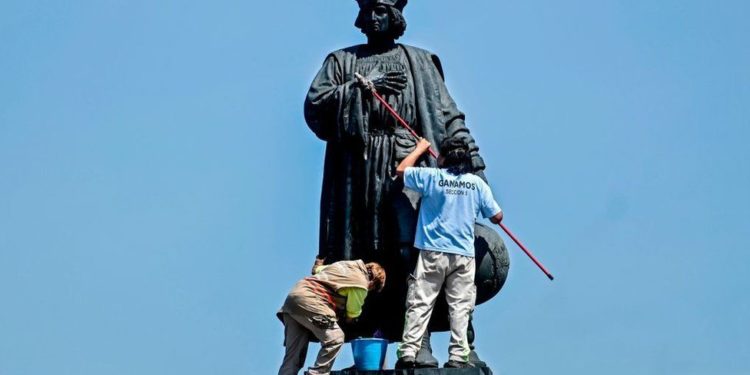 Mexico City'de bulunan Kristof Kolomb heykelinin yerine yerli kadın heykeli yerleştirilecek