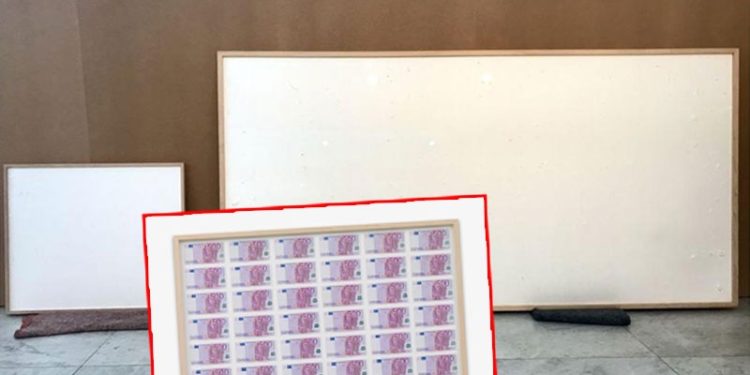 Müzenin paralarını alan sanatçı, sergiye 'Parayı Al ve Kaç' isimli boş tablolar gönderdi