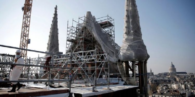 Notre Dame Katedrali'nin restorasyon çalışmalarının başlatılmasına izin verildi