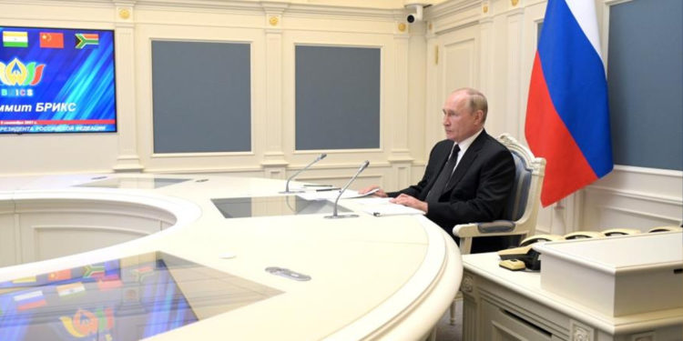 Putin: Afganistan'daki yeni krizin sebebi, kendi değerlerini empoze etmeye çalışan ABD'nin sorumsuz girişimleridir