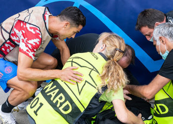 Ronaldo, şutuyla bayılttığı görevlinin gönlünü aldı