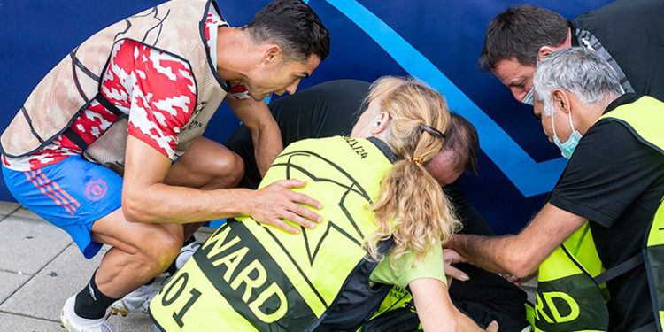 Ronaldo, şutuyla bayılttığı görevlinin gönlünü aldı