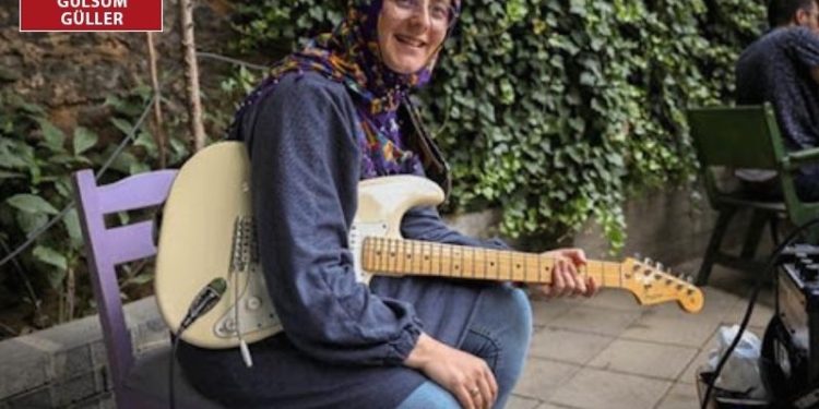 Rumeysa Çamdereli ezber bozmaya devam ediyor: Müslüman feminist sanatçı, ilk single'ını çıkardı