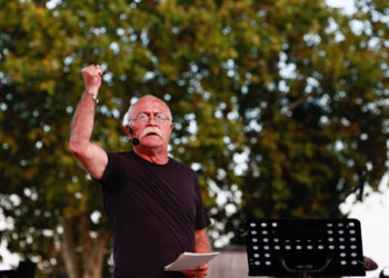 Sanatçı Orhan Aydın’a oturduğu kafede saldırı düzenlendi