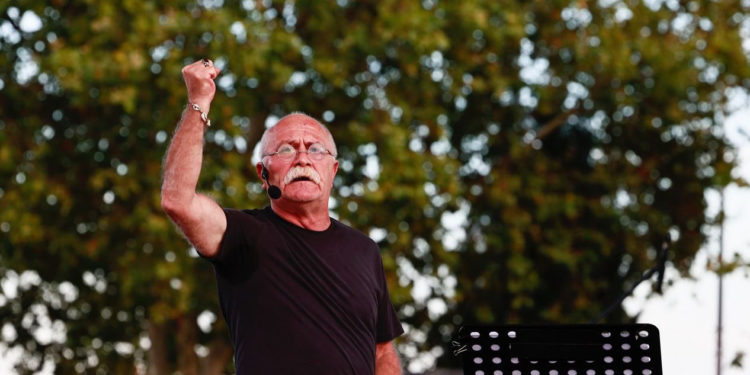 Sanatçı Orhan Aydın’a oturduğu kafede saldırı düzenlendi