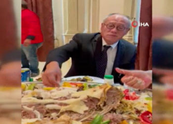 Suudi Arabistan’da vali, Japonya Büyükelçisi Fumio'ya eliyle pilav yemeyi öğretti