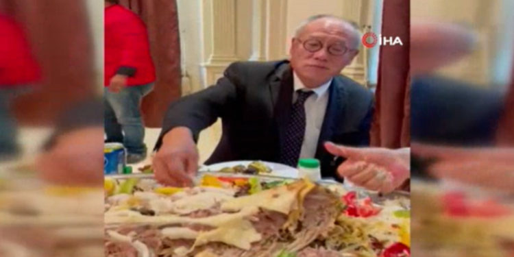 Suudi Arabistan’da vali, Japonya Büyükelçisi Fumio'ya eliyle pilav yemeyi öğretti