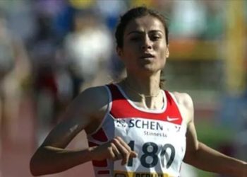 Süreyya Ayhan, beden eğitimi öğretmeni oldu