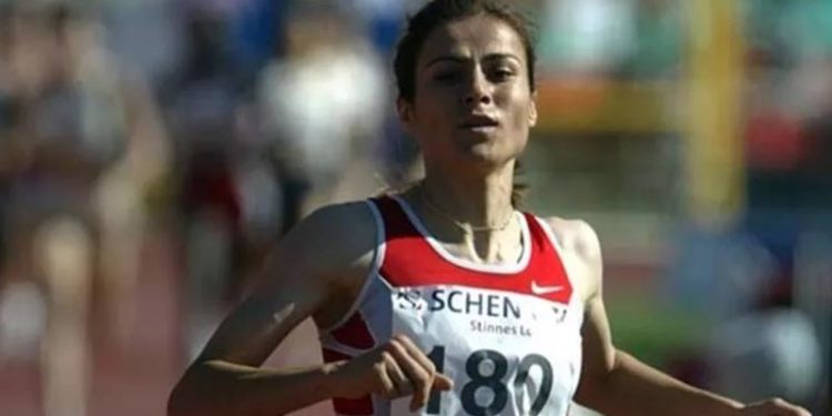 Süreyya Ayhan, beden eğitimi öğretmeni oldu