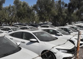 Sıfır &uuml;retilen y&uuml;zlerce ara&ccedil; boş arazide &ouml;ylece bekletiliyor!