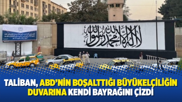 Taliban, ABD’nin boşalttığı büyükelçiliğin duvarına kendi bayrağını çizdi