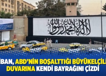 Taliban, ABD&rsquo;nin boşalttığı b&uuml;y&uuml;kel&ccedil;iliğin duvarına kendi bayrağını &ccedil;izdi