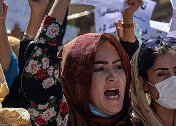 Taliban, Kabil'de Pakistan karşıtı göstericileri havaya ateş açarak dağıttı